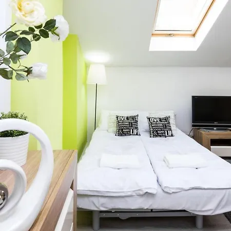For 4 Guests With Air Conditioning Close To Main Square *